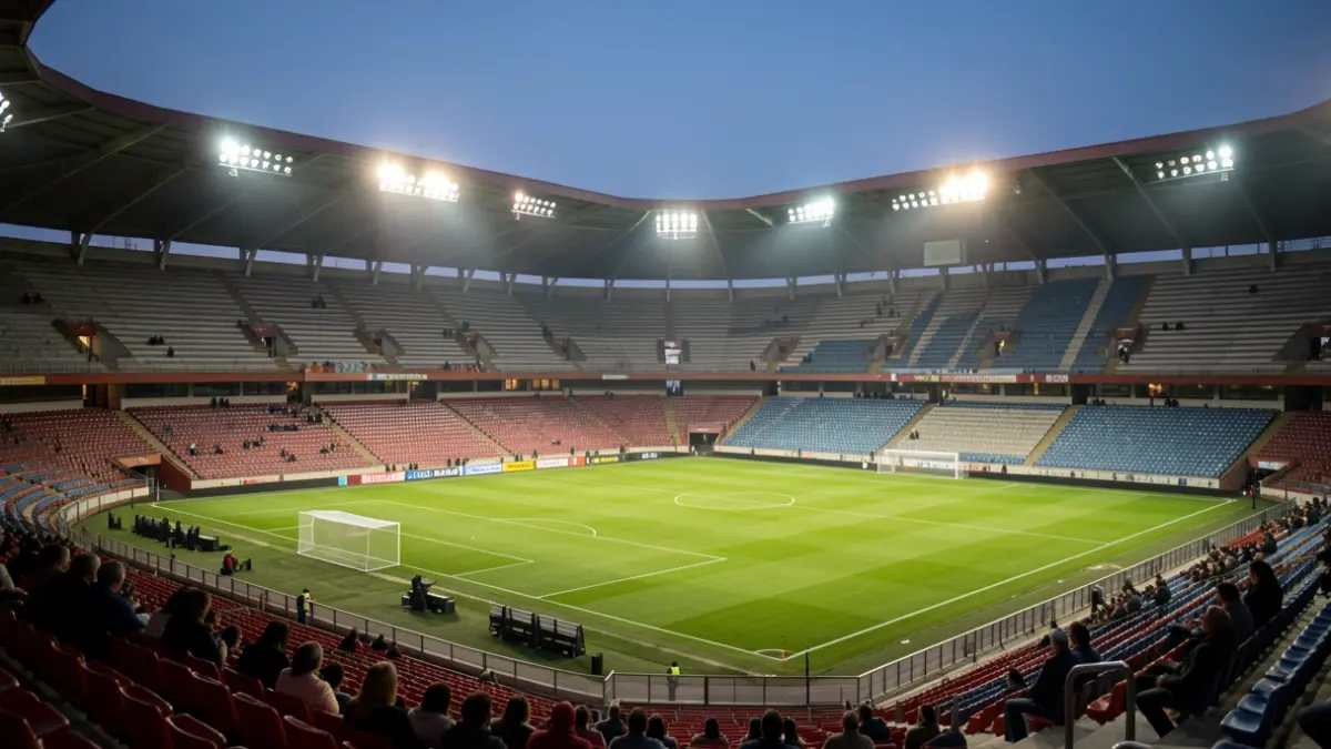 Imagen genérica de un estadio de fútbol vacío al atardecer.