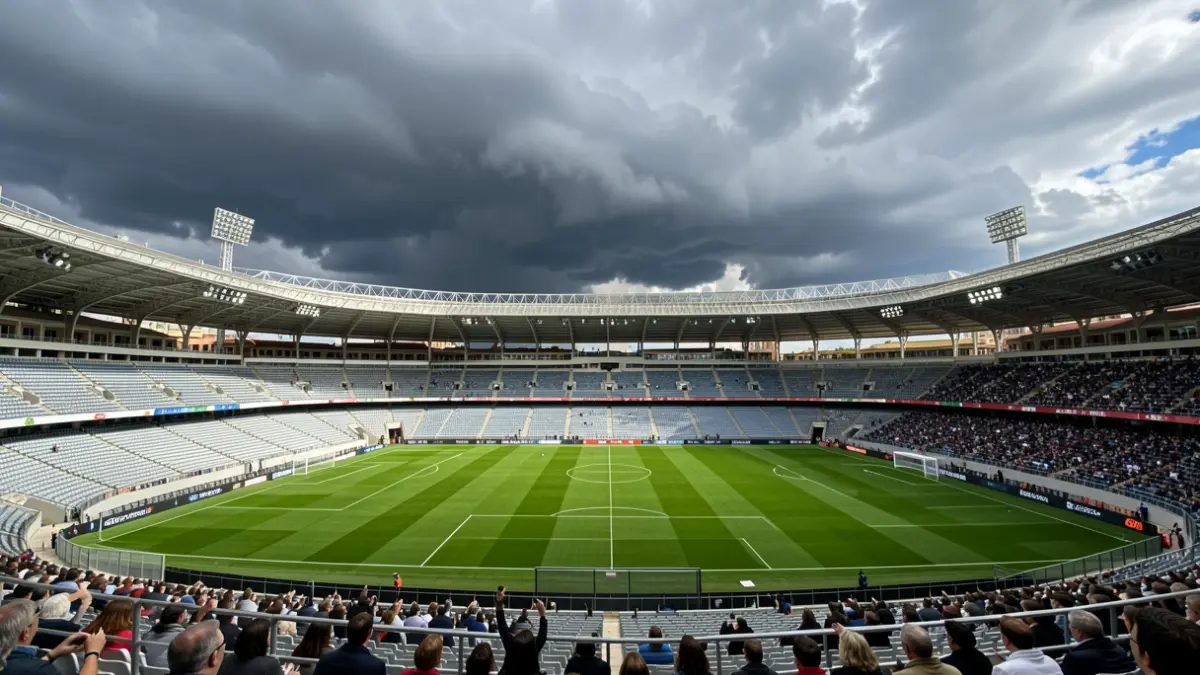Imagen genérica de un estadio de fútbol vacío con el césped y el cielo nublado.