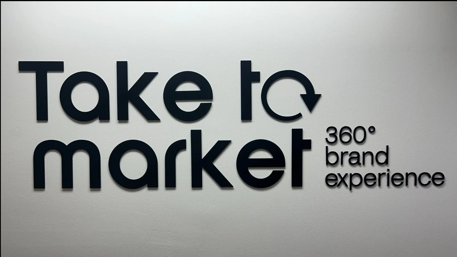 Logotipo corporativo de la agencia de comunicación y medios Take To Market S.L.