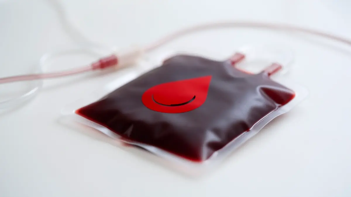 Bolsa de sangre con símbolo de gota roja.