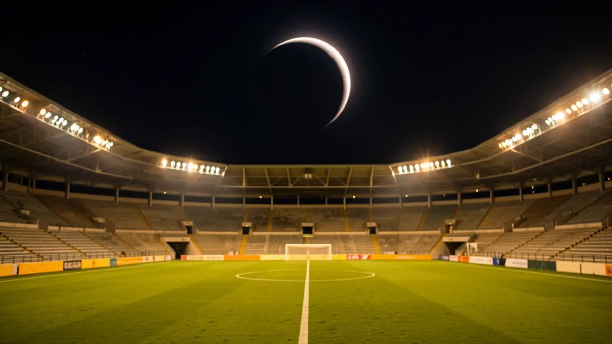 Eclipse solar parcial visible sobre el campo de fútbol de San Sebastián de los Reyes por la noche.