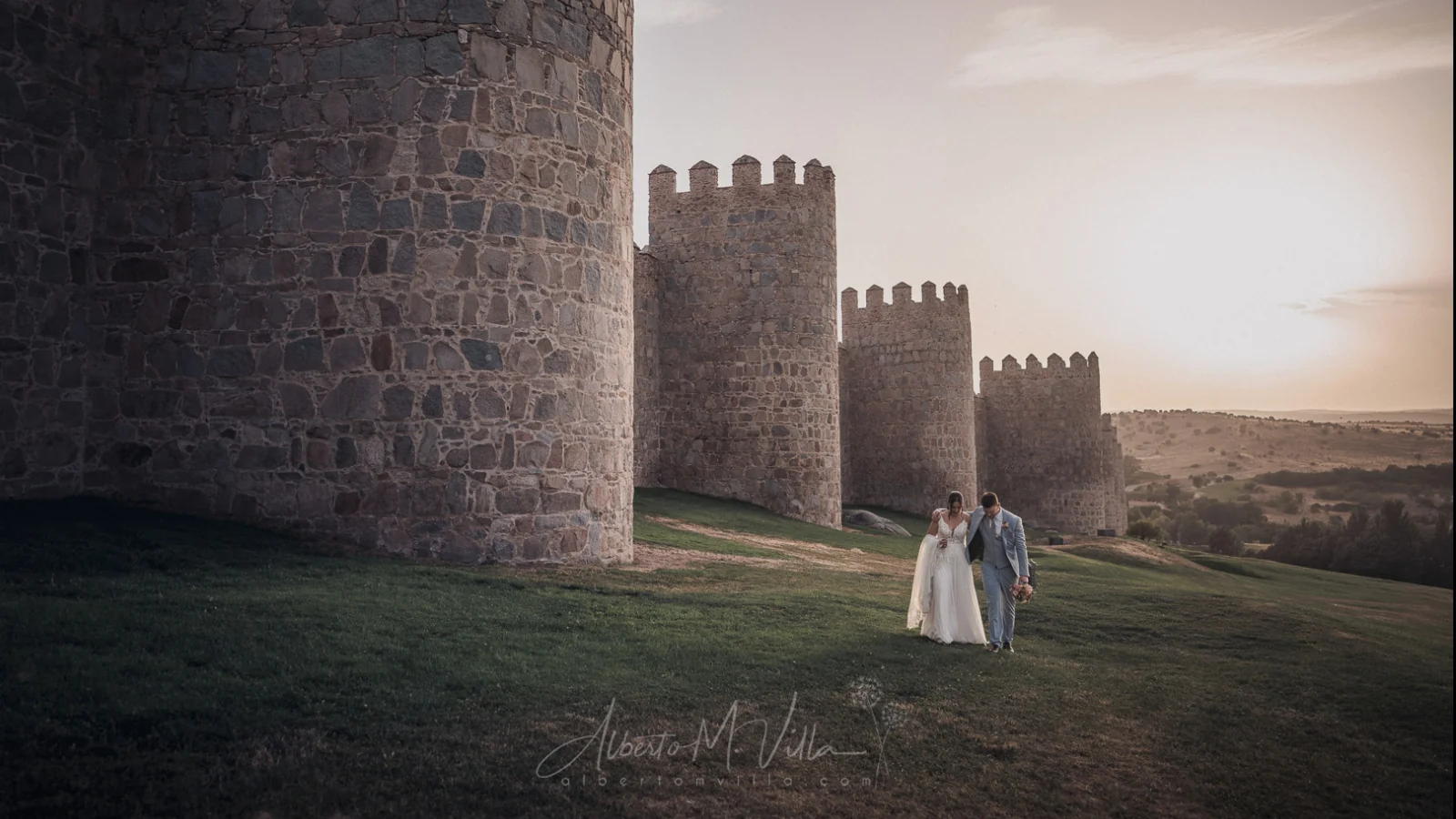 Alberto M. Villa – Photographers: Couple of newlyweds walking next to the walls of Ávila