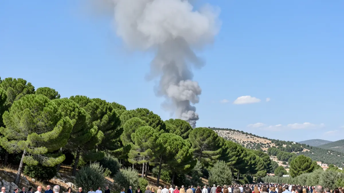 Imagen genérica de una columna de humo sobre un bosque.