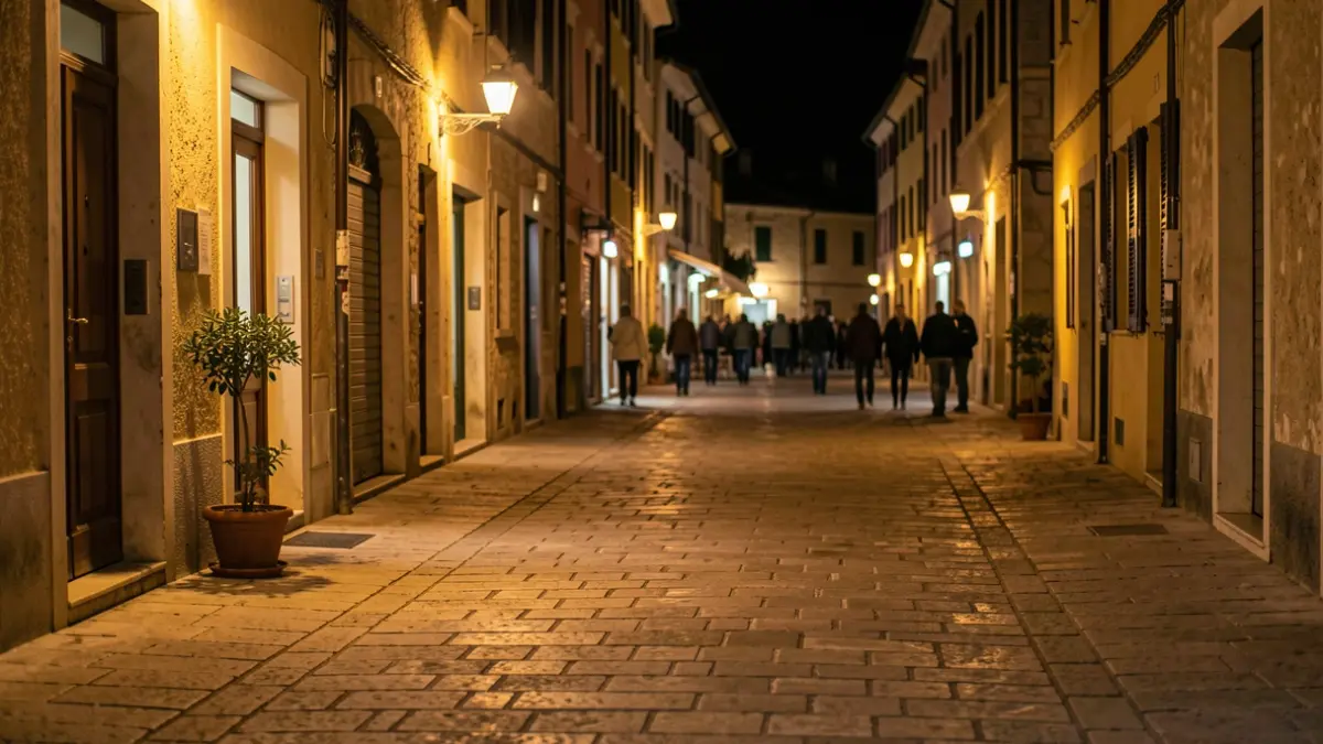 Imagen genérica de una calle urbana desierta durante la noche con iluminación cálida.