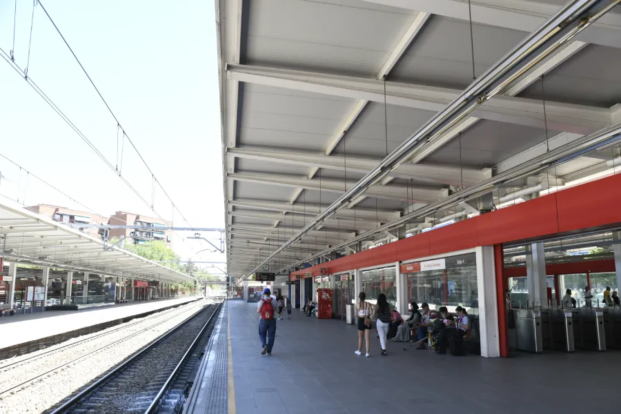 Vista externa de la estación - andén y vías del tren