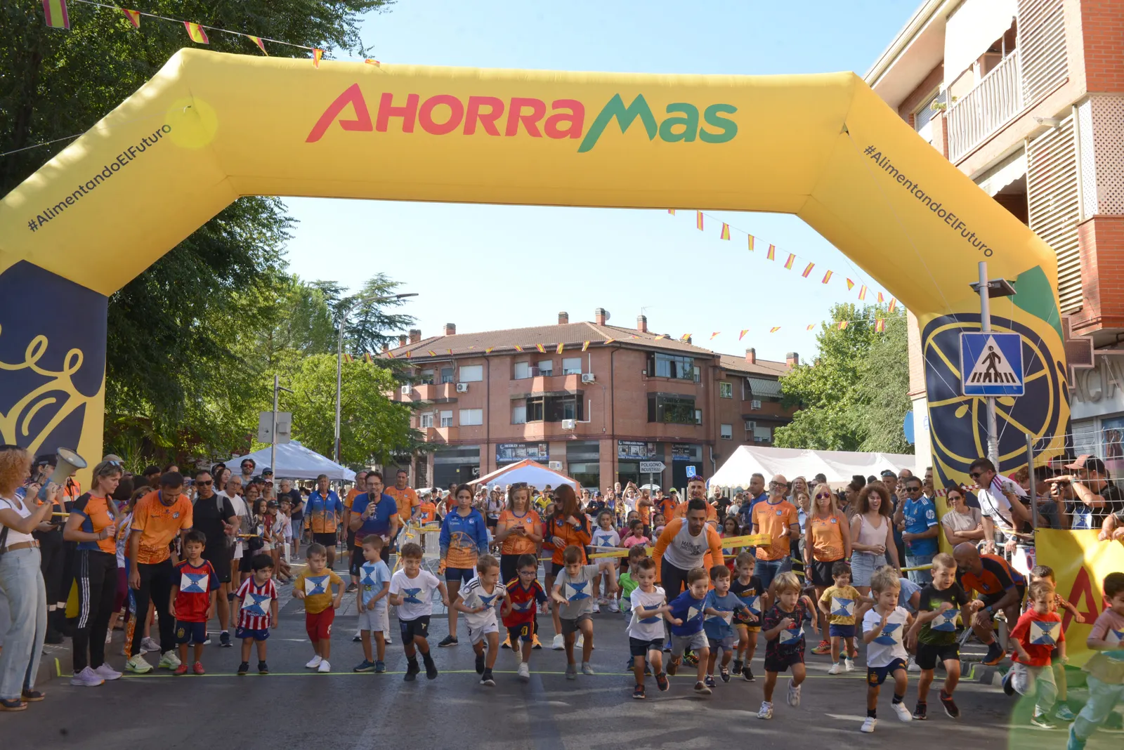 Velilla de San Antonio bate récord en su Milla Urbana con casi 400 participantes