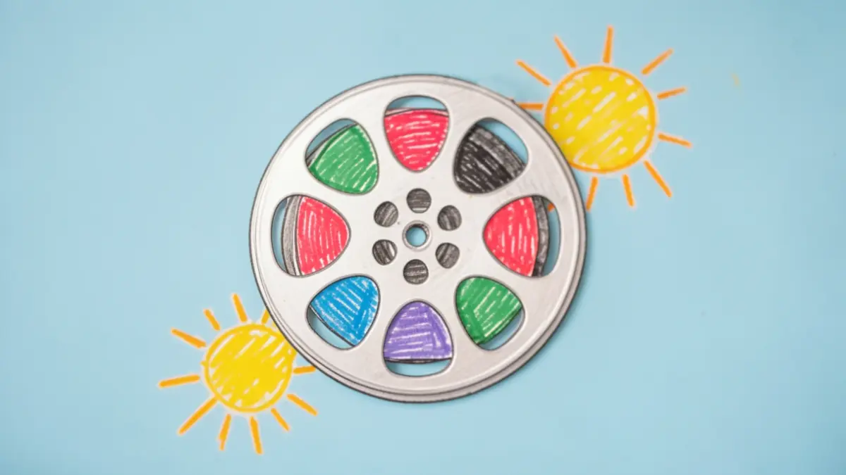 Imagen genérica de un dibujo infantil de un rollo de película con formas coloridas y un sol, representando la creatividad y el cine.