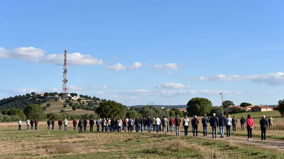Torre de telecomunicaciones emitiendo señal TDT en un municipio rural de la Comunidad de Madrid.