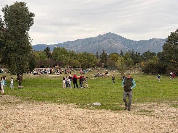 Más de 400 escolares de Moralzarzal viven una emocionante jornada de educación ambiental en la Dehesa, con la suelta de aves por parte del CRAS. Josemari