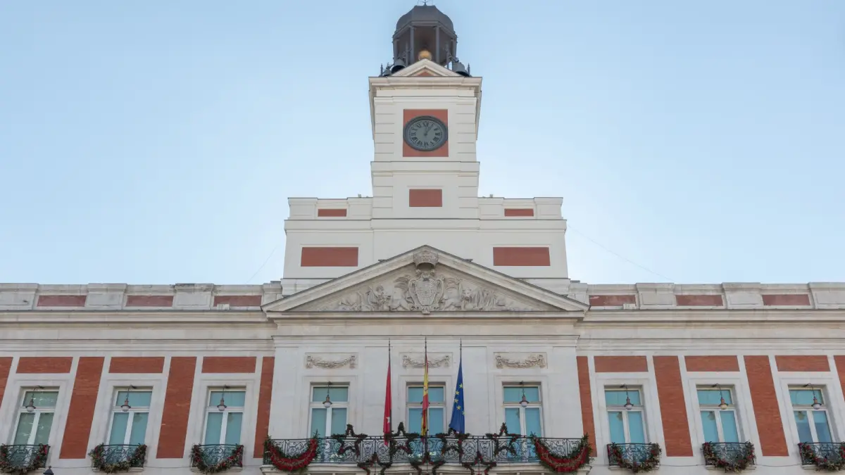 La Real Casa de Correos, sede de la Comunidad de Madrid, en la Puerta del Sol. Foto: Diego Delso (CC BY-SA 4.0).
